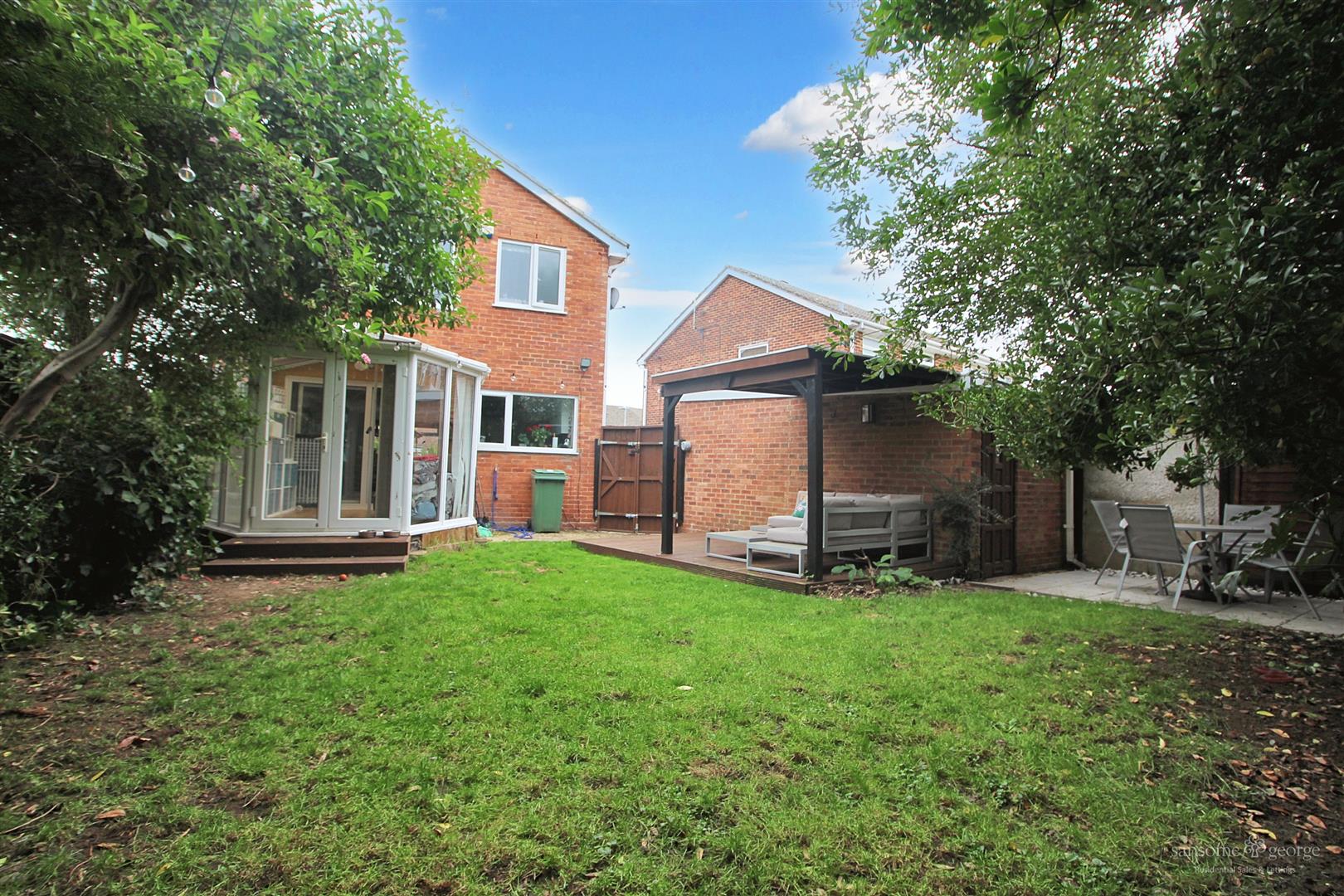 3 bed property in Tree Close, Reading